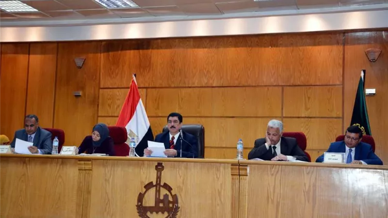 محافظ القليوبية يجتمع باللجنة العليا لإدارة الإعلانات