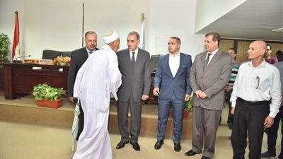 محافظ أسيوط يسلم 10 عقود تقنين جديدة ويطالب بتكثيف الجهود بالمنظومة