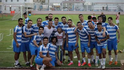 لاعبو الزمالك يؤدون صلاة الجمعة في قبرص