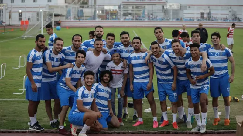 لاعبو الزمالك يؤدون صلاة الجمعة في قبرص
