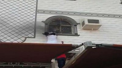 بالفيديو.. شباب السعودي ينقذون أطفالًا من ألسنة النار