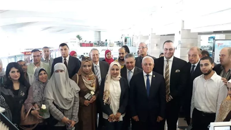 محافظ بورسعيد يلتقي الدفعة الثانية من أطباء منظومة التأمين المتجهين إلى لندن