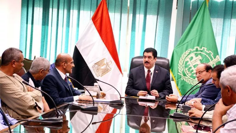 محافظ القليوبية يبحث مشكلات المواطنين