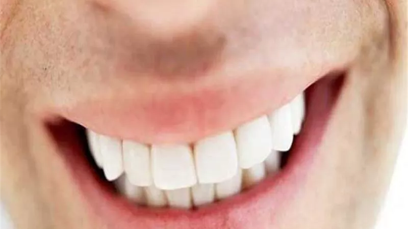 دون أن تشعر.. 4 أخطاء تقضي على أسنانك