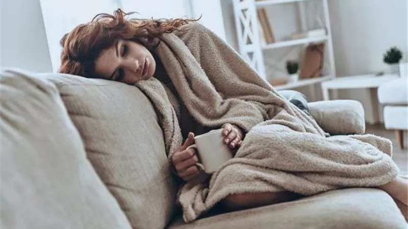 خبراء: الأشخاص الذين يخلدوا للنوم سريعًا يعانوا من مشاكل صحية