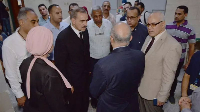 محافظ أسيوط ورئيس الجامعة يزوران مصابي حادث تصادم سيارتين