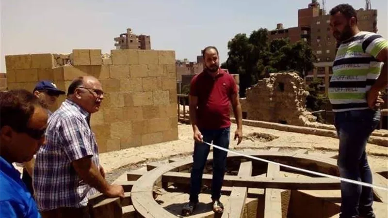 رئيس الآثار الإسلامية يتفقد صيانة مجرى العيون (صور)