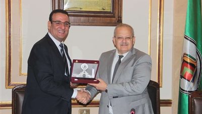 بالصور.. رئيس جامعة القاهرة يكرم صلاح حسب الله متحدث البرلمان
