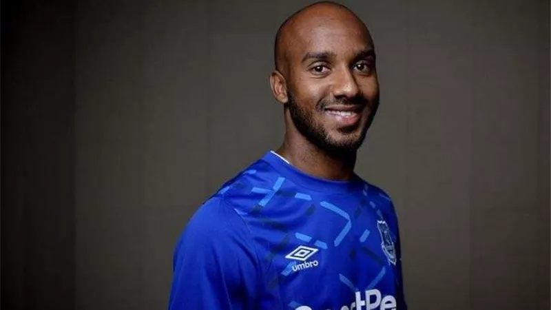 إيفرتون يتعاقد مع فابيان ديلف لاعب وسط مانشستر سيتي