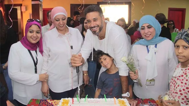 أحمد السعدني يحتفل بعيد ميلاده مع أطفال معهد الأورام (صور)