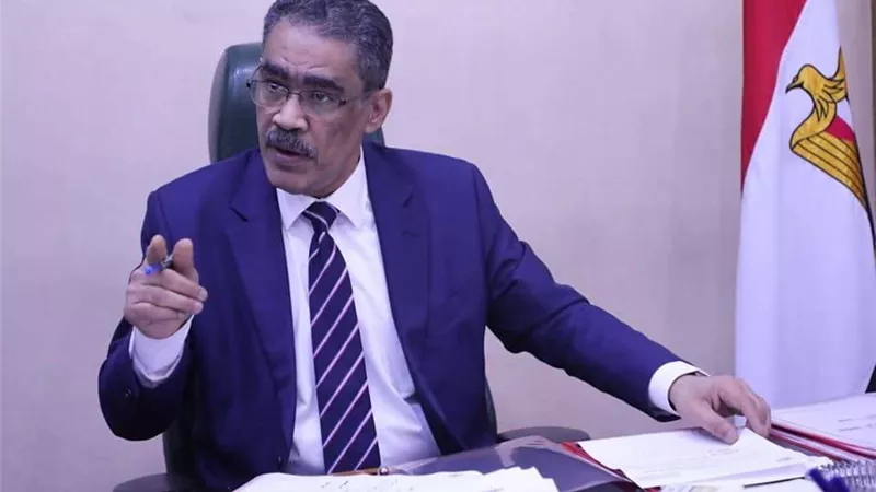 نقيب الصحفيين يجتمع بمالكي 