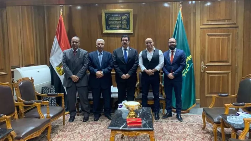 محافظ القليوبية يجتمع مع أعضاء مبادرة 