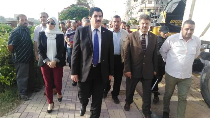 محافظ القليوبية يشهد تجربة مكنسة شفط الأتربة بمدينة بنها