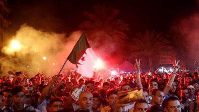 عشرات الآلاف من الجزائريين يحتفلون في فرنسا بعد التتويج بأمم أفريقيا