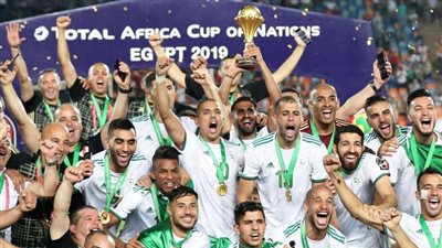 الرئيس الجزائري يقلد منتخب بلاده وسام الاستحقاق الوطني للفوز ببطولة أفريقيا
