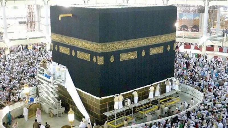 بالفيديو.. رفع كسوة الكعبة استعداداً لموسم الحج