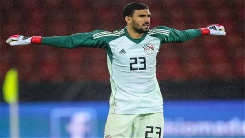 رئيس الزمالك: عواد متمسك باللعب للزمالك