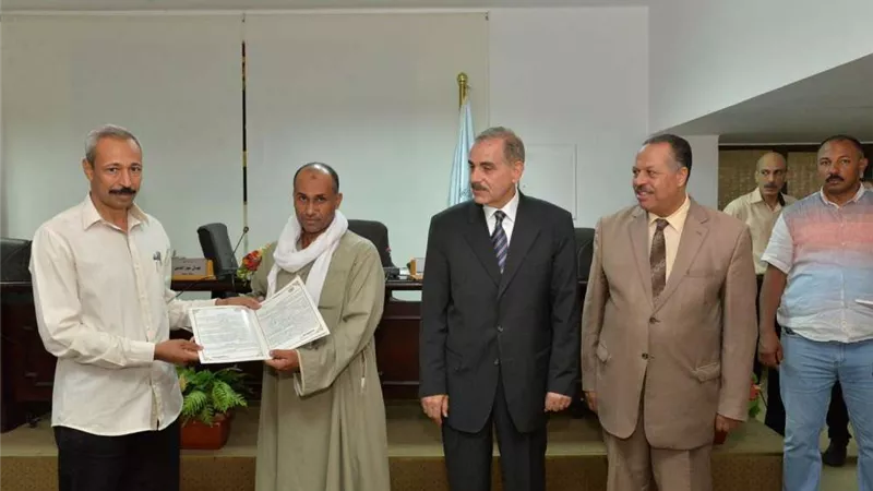 محافظ أسيوط يسلم 12 عقد تقنين جديد للمواطنين بالمحافظة
