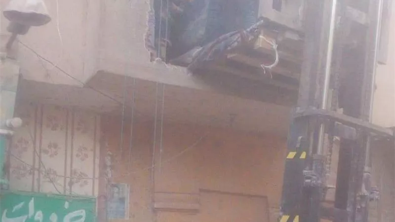 ونش ينقل مواطن يزن 500 كجم إلى المستشفى بحلوان (صور)