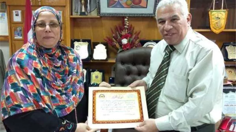 وكيل تعليم بالبحيرة يكرم الرائد والمعلم المثالي على مستوى الجمهورية