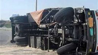 إصابة 6 أفراد في حادث تصادم بمطروح