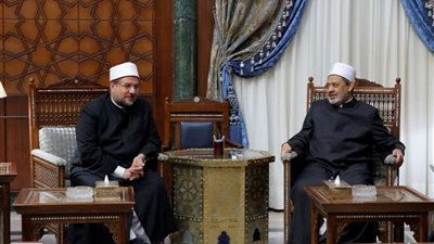 وزير الأوقاف يزور شيخ الأزهر للاطمئنان على صحته