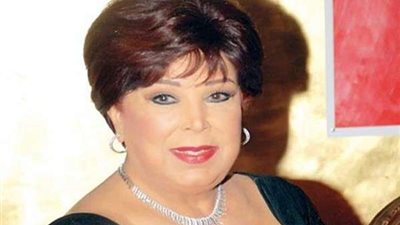 رجاء الجداوي وعمرو يوسف أول الحاضرين لجنازة والدة يسرا
