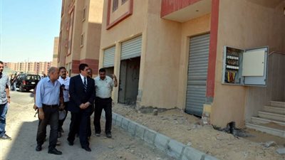 محافظ القليوبية يتفقد مشروعي صوامع الغلال والإسكان بالخانكة