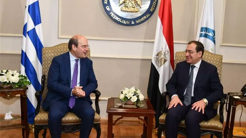 طارق الملا يبحث مع وزير الطاقة اليوناني التعاون المشترك