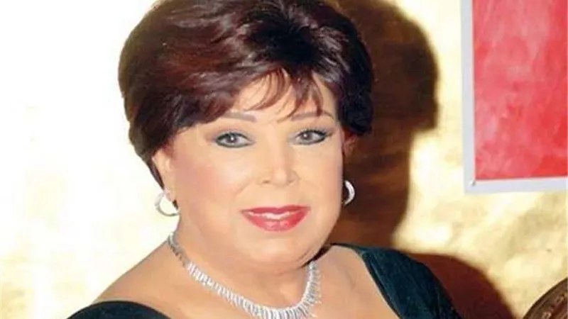 رجاء الجداوي وعمرو يوسف أول الحاضرين لجنازة والدة يسرا