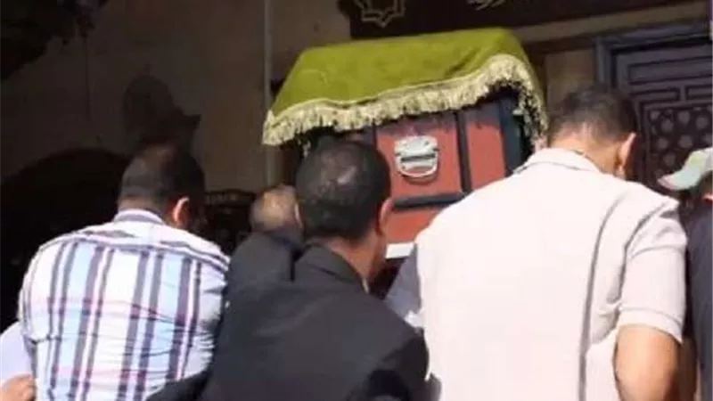 تشيع جثمان والدة الفنانة يسرا (صور)