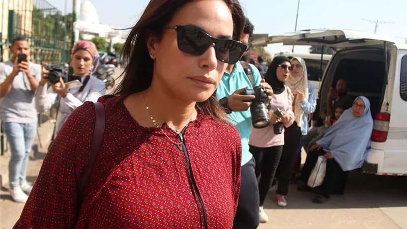 هند صبري تثير الجدل في جنازة والدة يسرا (صور)