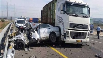 توقف حركة المرور بعد وقوع حادث تصادم بالصف