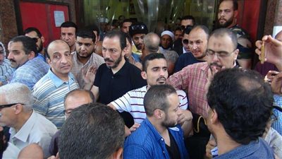 نجوم الفن يتوافدون على عزاء فاروق الفيشاوي (صور)