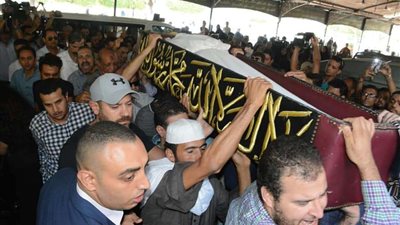 أشرف زكي يدخل في نوبة من البكاء داخل جنازة فاروق الفيشاوي (صور)