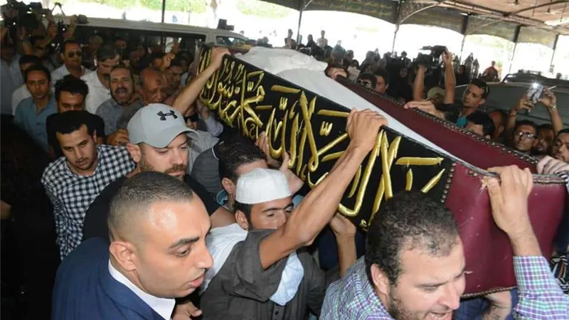أشرف زكي يدخل في نوبة من البكاء داخل جنازة فاروق الفيشاوي (صور)