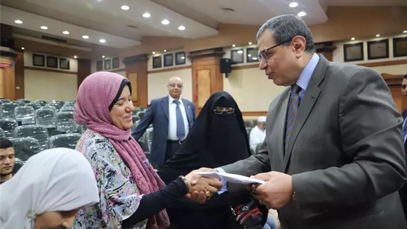 وزير القوي العاملة يسلم 42 تأشيرة حج للعاملين  بالوزارة