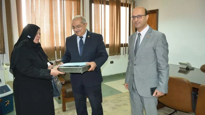 رئيس جامعة أسيوط يكرم والدة الشهيد مصطفى عثمان