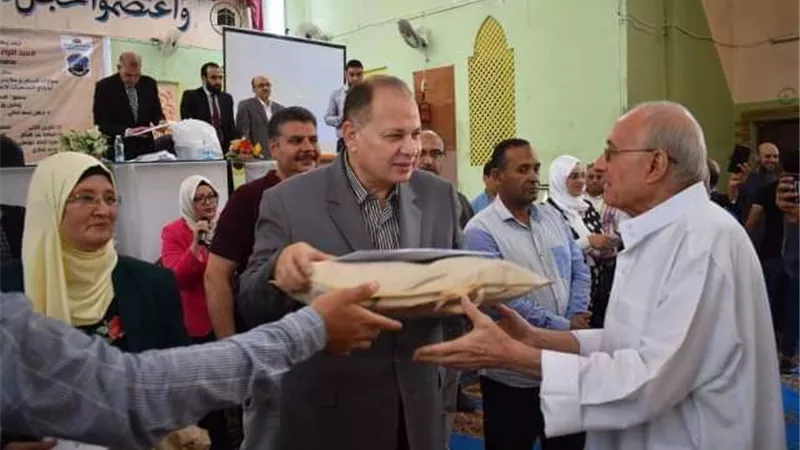 محافظ الفيوم يلتقي بحجاج الجمعيات الأهلية ويطلب منهم الدعاء لمصر