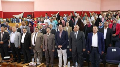 محافظ الوادي الجديد ونائب وزير التعليم يكرمان أوائل الشهادات
