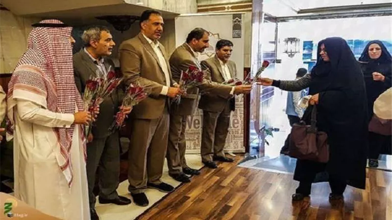 بالصور.. سلطات الحج السعودية تستقبل حُجاج إيران بالورود والحلويات