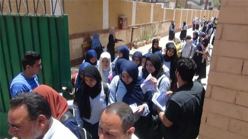 طلاب أولى ثانوي يؤدون امتحان مادة الفلسفة بالدور الثاني