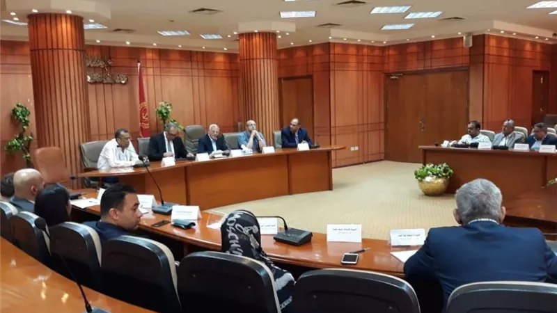 محافظ بورسعيد يتابع استعدادات التشغيل الإلكتروني لمنظومة التأمين الصحي