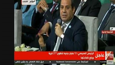 شاهد.. الرئيس السيسي يداعب أحد أعضاء فريق 
