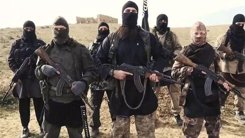 شاهد.. اشتباك الجيش السوري والتحالف العربي مع عناصر داعش