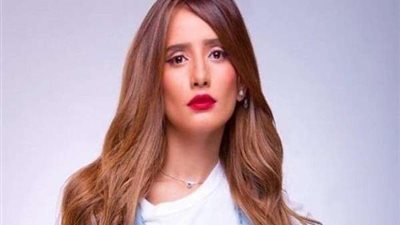 زينة تُداعب أحد أصدقائها على 