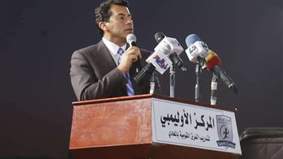 أشرف صبحي في زيارة مفاجئة لمركز التنمية الشبابية والرياضية