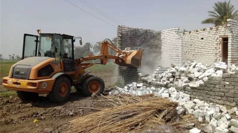 إزالة التعديات الواقعة على بحيرة المنزلة (فيديو)