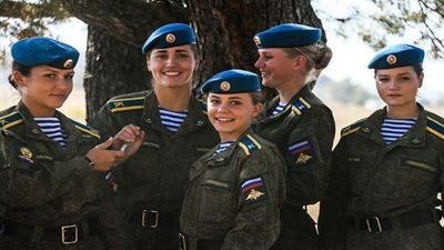بالفيديو.. نساء روسيات يقدن دبابات في مسابقات البياتلون