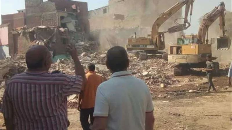 القاهرة تواصل استكمال هدم عقارات منطقة أكشاك أبو السعود بمصر القديمة